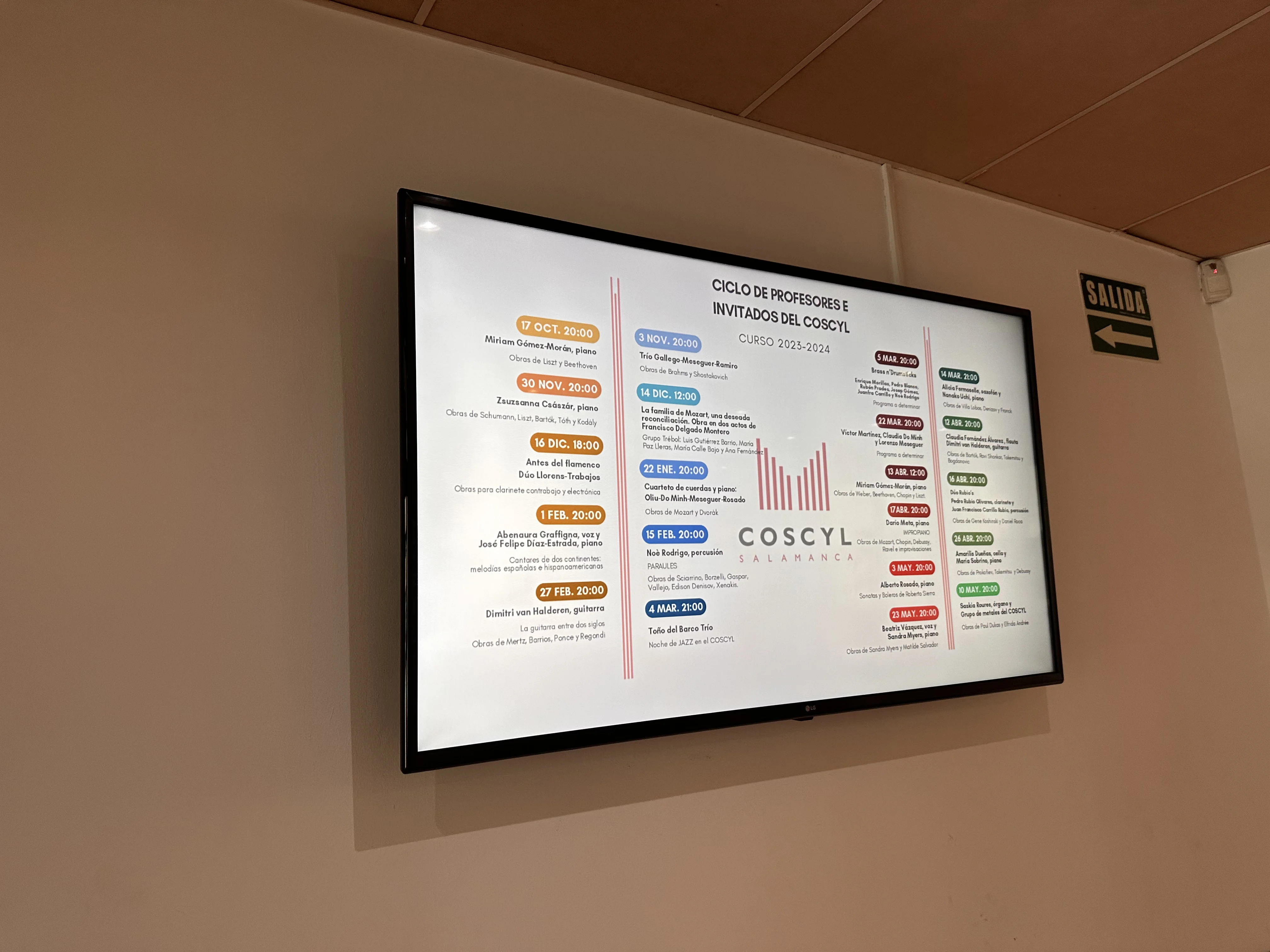 Pantalla en conservatorio mostrando horarios